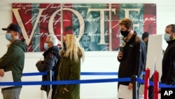 Ljudi čekaju u redu na lokaciji za rano glasanje u Omahi u Nebraski, 28. oktobra 2020. 