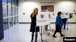 Demokratska kandidatkinja Dženifer Vekston glasa na izborima u Virdžiniji