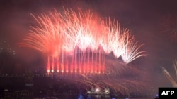 Perayaan kembang api mewarnai malam pergantian tahun baru 2018 di Harbour Bridge, Sydney, Australia (1/1).