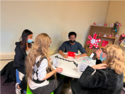 Peserta Indonesia Nongkrong bermain gaple sambil belajar Bahasa Indonesia (foto: courtesy).