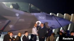 بنیامین نتنیاهو صدر اعظم اسراییل هنگام تسلیم گیری نخستین دستۀ جنگنده‌های اف ۳۵ در دسامبر ۲۰۱۶