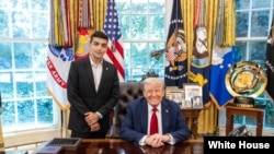 کاخ سفید تصویری از ادان الکساندر را در کنار رئیس جمهوری آمریکا منتشر کرد