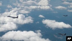 5일 미 공군의 B-1B ‘랜서(Lancer)’ 초음속 전략폭격기가 F-15K 전투기와 함께 한반도 상공에서 정밀유도식 합동직격탄(JDAM) 투하훈련을 실시했다.