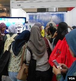 Booth VOA termasuk yang ramai dikunjungi para peserta 'Pesta Blogger' ON-OFF 2011 di Jakarta (3/12).