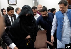 عمران خان او بشرا بي بي د ۲۰۲۳ په جولای کې د لاهور محکمې ته حاضر شول.