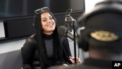 Amani Al-Khatahtbeh, pendiri Muslimgirl.com, sedang rekaman siaran podcast di kantor pusat Spotify, New York, 19 Desember 2019. (Foto: AP)