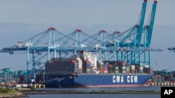 미국 버지니아주 노퍽의 국제 게이트웨이 터미널에 컨테이너선이 정박해 있다. 