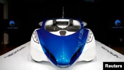 Prototipe mobil terbang AeroMobil 3.0 atau "the Flying Roadster" saat dipamerkan pertama kali di Istana Hofburg di Wina, Oktober 2014. (Reuters/Leonhard Foeger)