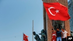 ប្រជាជននាំគ្នាធ្វើបាតុកម្មប្រឆាំងនឹងរដ្ឋប្រហារដោយការលើកទង់ជាតិដាក់លើកំពូលវិមាន។