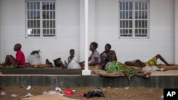 រូបថត​ឯកសារ៖ អ្នក​ជំងឺ​អ៊ីបូឡា​នៅ​ក្រៅ​មន្ទីរពេទ្យ Port Loko District Hospital នៅ​ក្រុង​ Port Loko ប្រទេស​សៀរ៉ាឡេអូន។