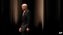 រូបឯកសារ៖ អតីត​រដ្ឋមន្រ្តី​ក្រសួង​ការបរទេស​សហរដ្ឋ​អាមេរិក​លោក Colin Powell ដើរ​នៅ​លើ​ឆាក​ដើម្បី​ថ្លែង​ក្នុង​សិក្ខាសាលា​មួយ​នៅ​ទីក្រុង​តូក្យូ ប្រទេស​ជប៉ុន កាលពី​ថ្ងៃទី១៨ ខែមិថុនា ឆ្នាំ២០១៤។