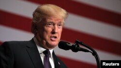 도널드 트럼프 미국 대통령이 지난 18일 워싱턴 DC 로널드레이건빌딩에서 새 국가안보전략을 발표하고
있다.