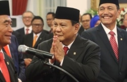 Prabowo Subianto menyapa wartawan sebelum pelantikan di Istana Merdeka, 23 Oktober 2019. (Foto: AP)