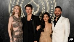 ทีมนักแสดง "The Hunger Games: The Ballad of Songbirds & Snakes" ถ่ายรูปร่วมกันในวันเปิดตัวภาพยนตร์ที่นครลอสแอนเจลีส รัฐแคลิฟอร์เนีย เมื่อวันที่ 13 พ.ย. (ภาพจากรอยเตอร์)