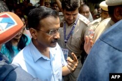 Delhi Chief Minister Arvind Kejriwal, leader of the opposition Aam Aadmi Party, shows his inked finger after casting his ballot to vote at a polling station in New Delhi, India, on May 25, 2024.
