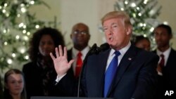 Le president Donald Trump parle de la réforme fiscale devant les journalistes à la Maison Blanche, le 13 décembre 2017.