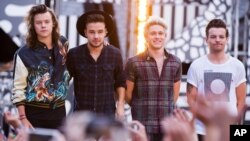 Para anggota One Direction dari kiri ke kanan: Harry Styles, Liam Payne, Niall Horan dan Louis Tomlinson saat tampil dalam acara stasiun televisi ABC "Good Morning America," di New York (4/8). 