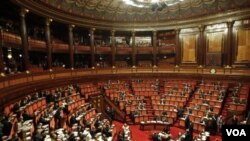 Pemungutan suara di Roma (11/11). Mantan Komisaris Uni Eropa Mario Monti diperkirakan akan menggantikan Silvio Berlusconi untuk pemerintahan transisi (foto: dok).