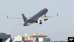 Aktivis lingkungan mengatakan emisi dari pesawat terbang menyumbang terhadap pemanasan global dan harus dibatasi (foto: dok).