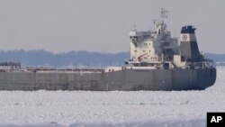 เรือสินค้าเเคนาดา 'มานิตูลิน' ติดน้ำเข็งในทะเลสาบอีรี ของสหรัฐฯ 23 ม.ค. 2025