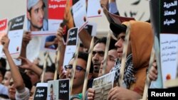Members of the April 6 movement shout slogans with activists against the government as they protest against the detention of several members of their movement in front of the Press Syndicate building in Cairo, April 6, 2014.