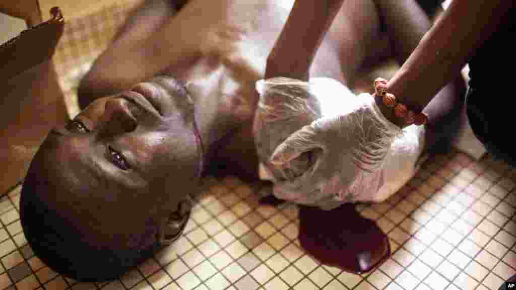 Un manifestant blessé lors des affrontements est soigné à l&#39;hôpital de Ouagadougou, Burkina Faso, 17 septembre 2015