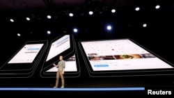 Glen Murphy, Head of Android UX at Google, speaks during the unveiling of Samsung's new "Infinity Flex" foldable display, during the Samsung Developers Conference in San Francisco, California, U.S., November 7, 2018. (REUTERS/Stephen Lam)