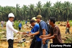 Presiden Jokowi menyalami petani sawit di tengah kunjungannya ke Rokan Hulu, Riau. (Foto: Humas Setneg)