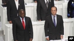 Presiden Perancis Francois Hollande (kanan) dan Presiden Republik Demokratik Kongo Joseph Kabila dalam pembukaan KTT Francophone di Kinshasa (13/10). 