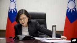Presiden Taiwan Tsai Ing-wen saat berbicara dengan Presiden terpilih Amerika Serikat melalui telepon di Taipei, Taiwan. (Foto: Kantor Presiden Taiwan via AP)