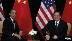 Presiden AS Barack Obama dan Presiden Tiongkok Hu Jintao dalam KTT G-20 di Seoul (foto: dok). AS dan Tiongkok saling mengkritik kebijakan perekonomian masing-masing.