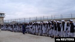 지난 4월 아프가니스탄 카불 북부 바그람 교도소에서 석방된 탈레반 포로들.