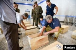 지난 27일 북한 원산에서 미국 국방부 전쟁포로·실종자 확인국(DPAA)의 존 버드 박사가 국방부와 북한군 관계자들이 지켜보는 가운데 북한이 송환한 한국전 참전 미군 유해를 조사하고 있다.