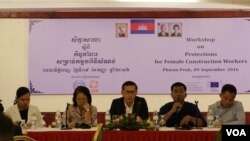 កិច្ចពិភាក្សា​អំពី​បញ្ហា​ប្រឈម​របស់​កម្មការិនី​សំណង់​ ក្នុង​សិក្ខាសាលា​ស្តីពី​កិច្ចគាំពារ​សម្រាប់​កម្មការិនី​សំណង់ ក្នុង​រាជធានី​ភ្នំពេញ កាលពី​ថ្ងៃទី០៩ ខែកញ្ញា ឆ្នាំ២០១៦។(ហ៊ាន សុជាតា/ VOA)
