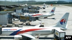ARSIP – Pesawat Malaysia Airlines tampak di Bandara Internasional Kuala Lumpur di Sepang, 25 Maret 2014 (foto: AFP PHOTO/Roslan Rahman) 