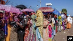 ក្រុម​ស្ត្រី​ដែល​បាន​រត់​គេច​ពី​ជម្លោះ​នៅ​តំបន់ Tigray របស់​អេត្យូពី កំពុង​រង់​ចាំ​​ការ​ចែកចាយ​ភួយ​ពី​អង្គការ UNHCR នៅ​មជ្ឈមណ្ឌល​អន្តរកាល Hamdayet ប្រទេស​ស៊ូដង់​ កាល​ពី​ថ្ងៃ​ទី​២១ ខែ​វិច្ឆិកា ឆ្នាំ​២០២០។