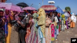 Para perempuan etnis Tigray yang menghindari kekerasan di Tigray, Ethiopia menyeberang ke Sudan untuk mengungsi (foto: dok). 