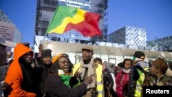 Des soutiens de Laurent Gbagbo et Charles Blé Goudé à l'extérieur de la CPI à La Haye, le 28 janvier 2016. 