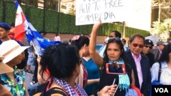 Cambodian-Americans across the United States protest in front of the United Nations Headquarters in New York City, Friday, September 22, 2017. (Poch Reasey/VOA Khmer)