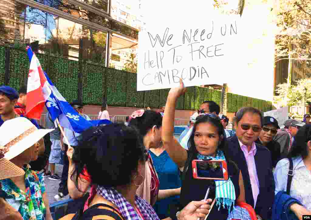 ពលរដ្ឋ​ខ្មែរ​អាមេរិកាំង​មកពី​តាម​បណ្តា​រដ្ឋ​ជាច្រើន​នៅ​សហរដ្ឋ​អាមេរិក បាន​ធ្វើ​បាតុកម្ម​នៅមុខ​ការិយាល័យ​អង្គការ​សហប្រជាជាតិ នៅថ្ងែសុក្រ ទី២២ ខែកញ្ញា ដើម្បី​ទាមទារ​ឲ្យ​លោក​អគ្គលេខាធិការ​អ.ស.ប ជួយ​ដោះស្រាយ​បញ្ហា​នៅ​កម្ពុជា។ (ប៉ូច រាសី/VOA)