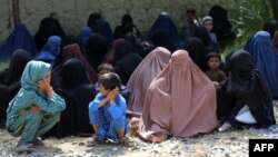 Nangarhor viloyati ko'chalarida yordam kutib o'tirgan ayollar, 4-sentabr, 2023 