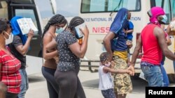 Kelompok migran asal Haiti berjalan bersama saat tiba Port-au-Prince, Haiti, pada 19 September 2021. Pemerintah AS telah melakukan pengusiran besar-besaran terhadap kelompok migran tersebut sejak pekan lalu. (Foto: Reuters/Ralph Tedy Erol)