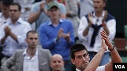 Petenis Serbia Novak Djokovic meninggalkan lapangan setelah dikalahkan petenis Swiss Roger Federer di semifinal Grand Slam Perancis Terbuka hari Jumat (3/6).