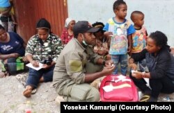 Yosekat Kamarigi, Kepala Distrik Nirkuri bersama warganya (courtesy: Yosekat Kamarigi)