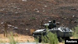 Un véhicule armé turc surveille la fronière à Reyhanli, dans la province de Hatay, le 17 septembre 2013. 