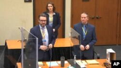 Pengacara Eric Nelson (kiri), pembela mantan anggota polisi Derek Chauvin (kanan) hadir dalam pemilihan juri bagi persidangan dalam kasus kematian George Floyd di pengadilan distrik Hennepin di Minneapolis, Senin (22/3). 