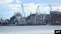 Jembatan Francis Scott Key Bridge ambruk setelah ditabrak oleh kapal kargo Dali, di Baltimore, Maryland (foto: dok). 