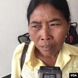 អ្នកស្រី សែម ហឿន ជា​ជនរងគ្រោះ និង​ជា​ដើមបណ្តឹង​រដ្ឋប្បវេណី ក៏បាន​ទាមទារ​សំណង​សមូហភាព ប្រសិន​បើ​ជនជាប់​ចោទ​គ្មាន​លទ្ធភាព​ផ្តល់​សំណង​ជា​ទឹក​ប្រាក់​ដល់​បុគ្គល​ជនគ្រោះ​នីមួយៗ។ (ហ៊ុល រស្មី/VOA)