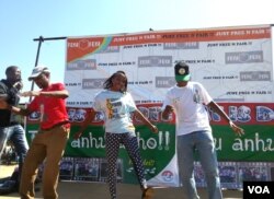 A concert in Chitungwiza, Zimbabwe, where groups are pushing the "Feya-Feya campaign." (VOA - S. Mhofu)