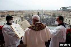 Paus Fransiskus menyampaikan Hari Natal tradisionalnya Urbi et Orbi ke kota dan dunia dari balkon utama Basilika Santo Petrus di Vatikan, 25 Desember 2021. (Foto: via Reuters)